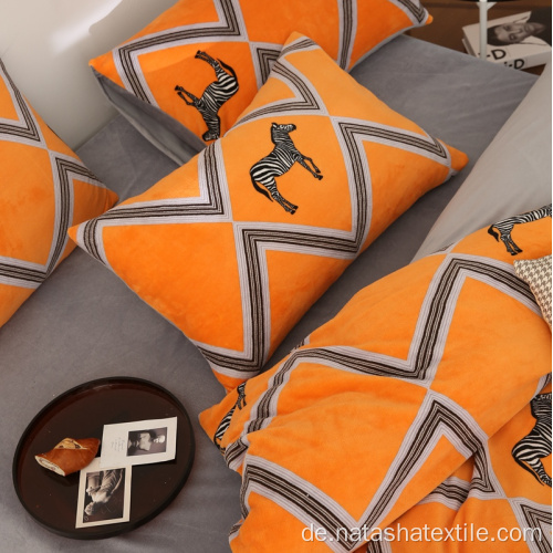 Bettbezug für Bettwäsche aus Samtstoff in Orange mit Zebradruck